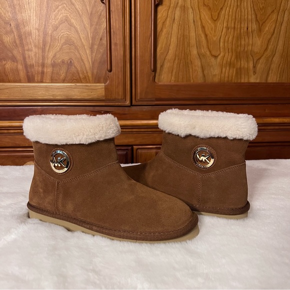 NWOB Michael Kors Brown Boots Size 7 M Signature MK Logo Leather Winter Fur Boot - Picture 1 of 11